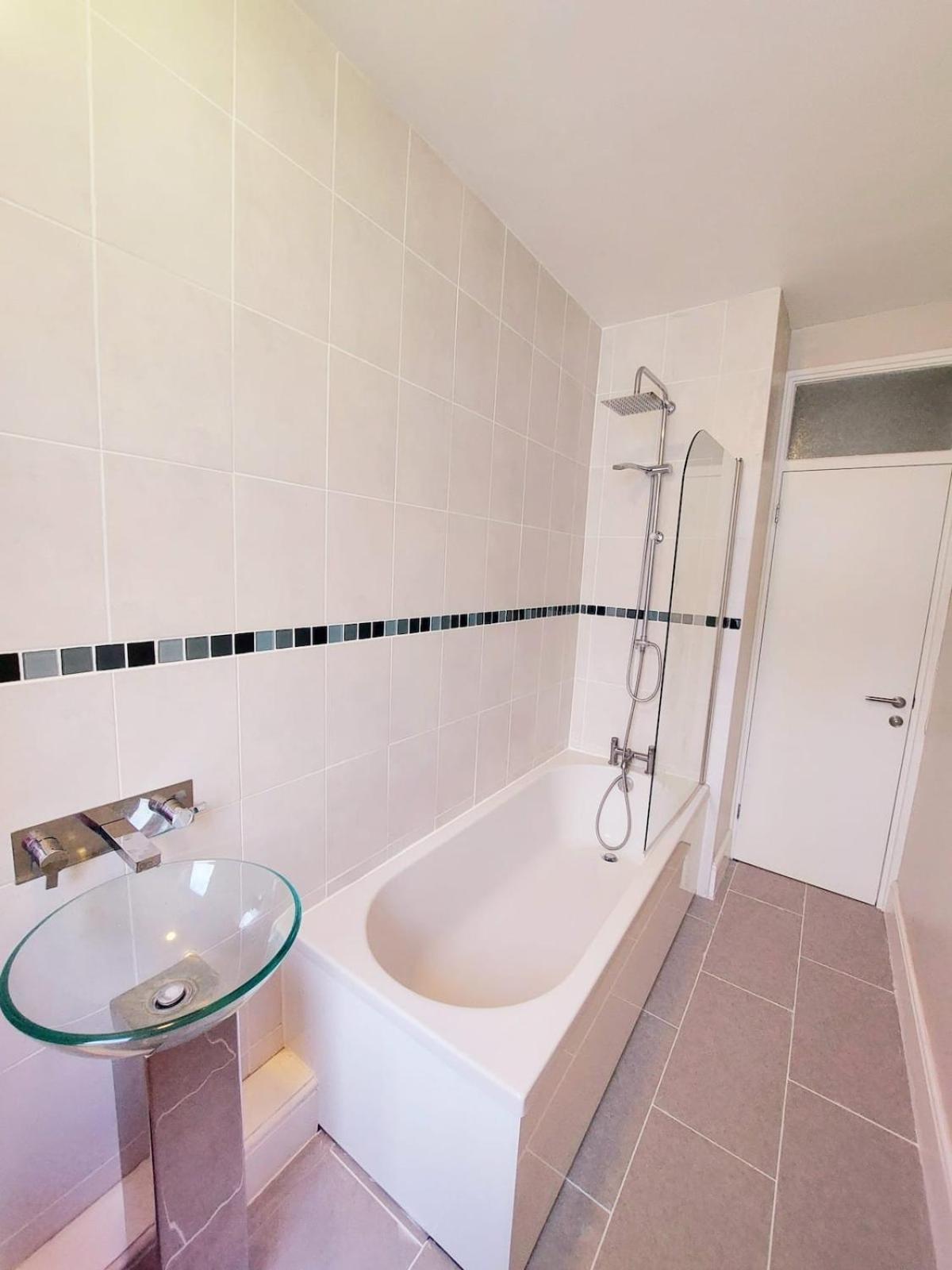 Light, Spacious Flat On Brixton Hill Londra