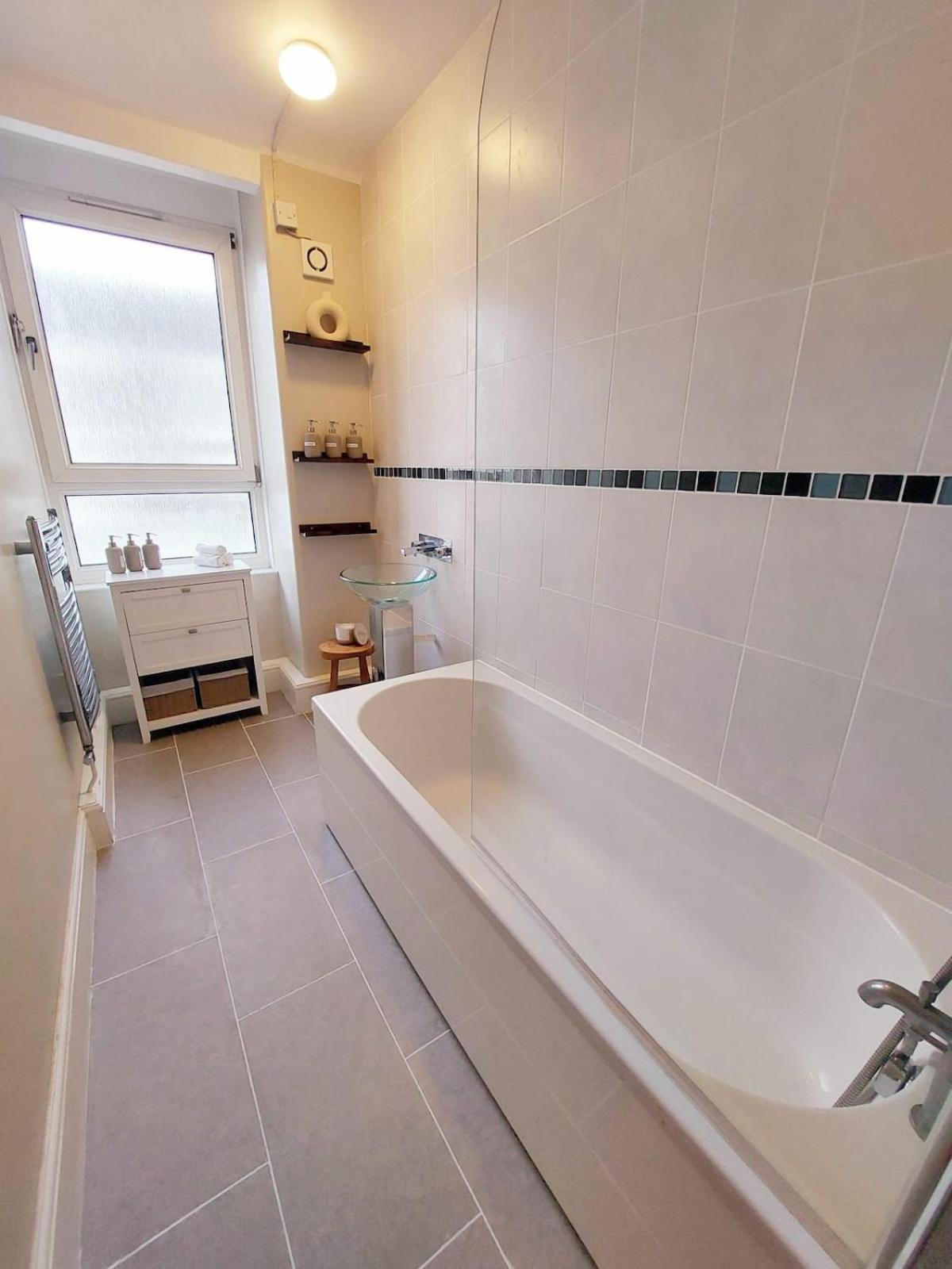 Light, Spacious Flat On Brixton Hill * Londra